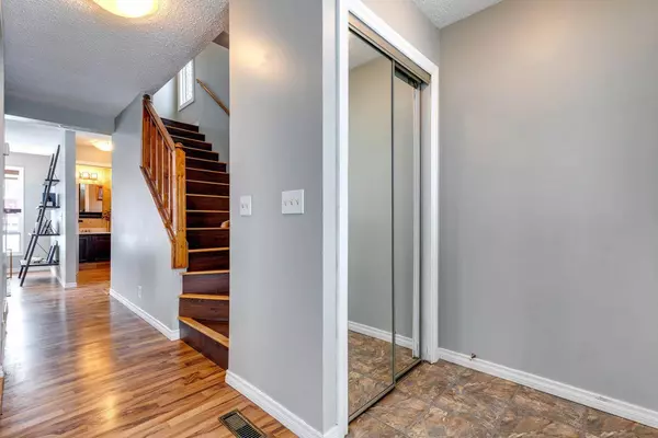 31 Shawcliffe CIR SW, Calgary, AB T2Y 1E6