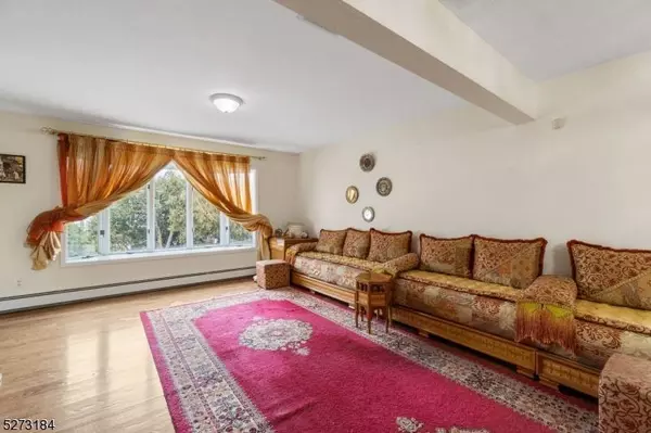 98 Nugent Dr, Clifton City, NJ 07012