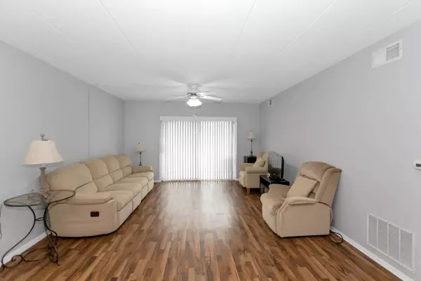 5S040 Pebblewood LN #W107, Naperville, IL 60563