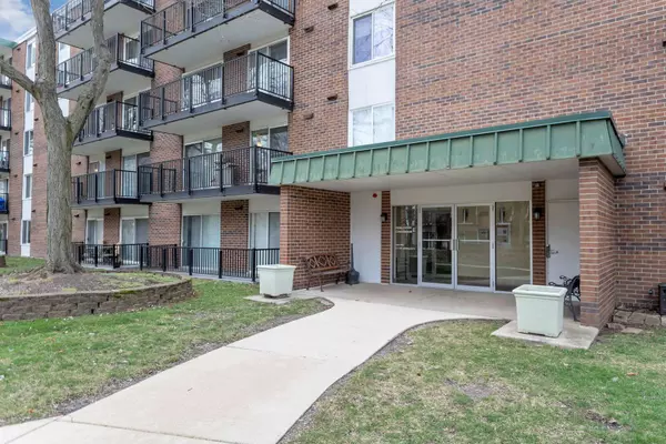 5S040 Pebblewood LN #W107, Naperville, IL 60563