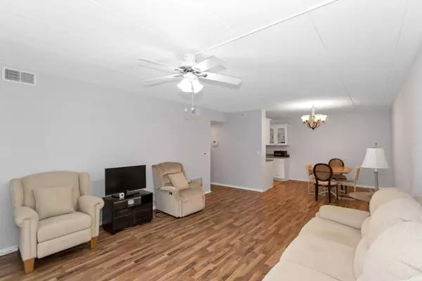 5S040 Pebblewood LN #W107, Naperville, IL 60563