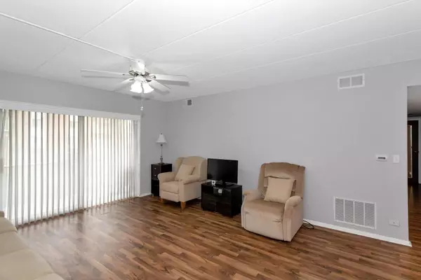 5S040 Pebblewood LN #W107, Naperville, IL 60563