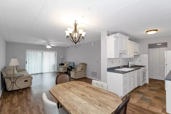 5S040 Pebblewood LN #W107, Naperville, IL 60563