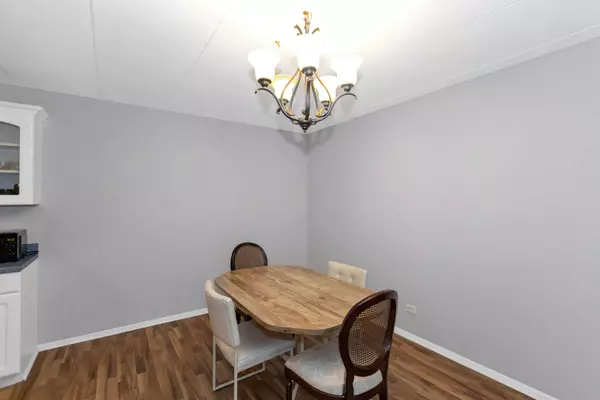 5S040 Pebblewood LN #W107, Naperville, IL 60563