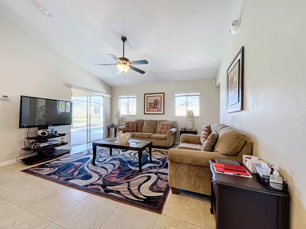 For Sale-246 Aberdeen St Davenport, Florida 33896