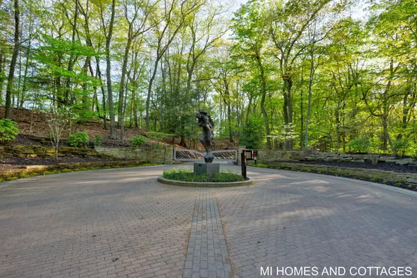 345 Dunegrass Ridge Drive, Saugatuck, MI 49453