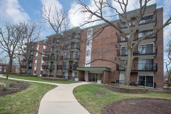 5S040 Pebblewood LN #W107, Naperville, IL 60563