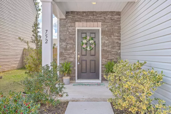 752 Redbud Ln, Summerville, SC 29486