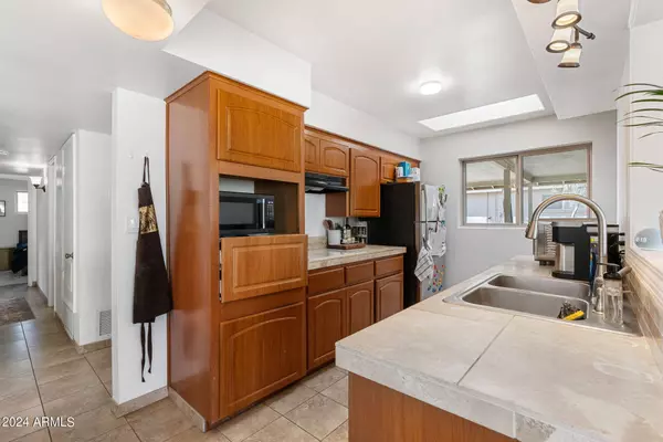 6856 E WINDSOR Avenue, Scottsdale, AZ 85257