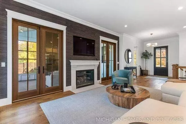 210 W Randolph Street, Douglas, MI 49406