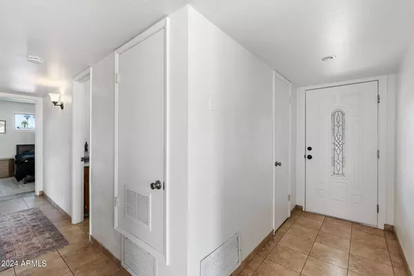 6856 E WINDSOR Avenue, Scottsdale, AZ 85257