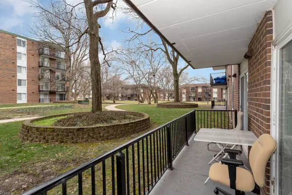 5S040 Pebblewood LN #W107, Naperville, IL 60563