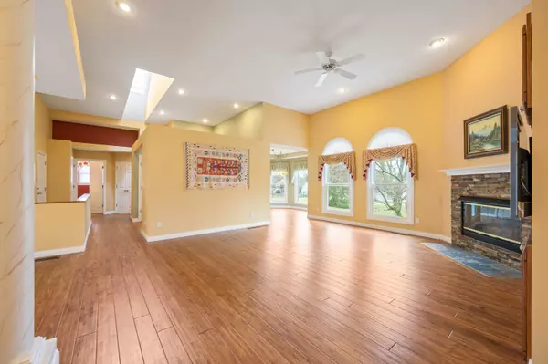 6059 Acorn DR, Columbus, IN 47201