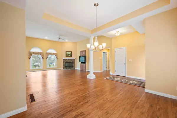 6059 Acorn DR, Columbus, IN 47201