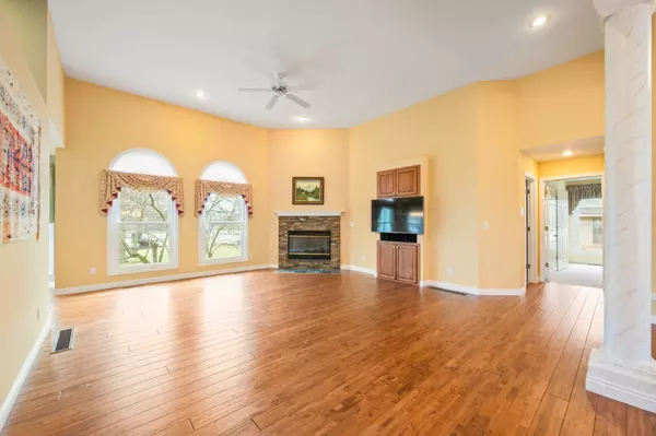 6059 Acorn DR, Columbus, IN 47201