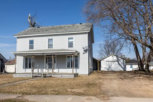 140 E Walnut Street, Apple River, IL 61001