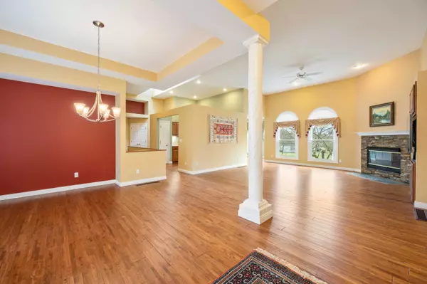 6059 Acorn DR, Columbus, IN 47201