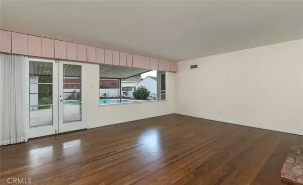 736 University, Burbank, CA 91504