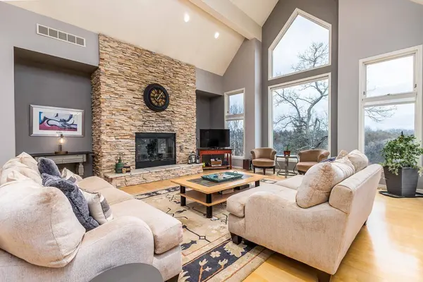 28 Harbor Drive, Galena, IL 61036