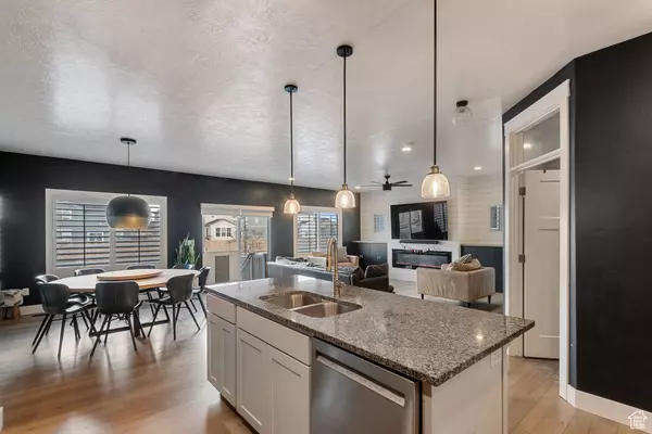 68 N ENGLISH RD E, Vineyard, UT 84058