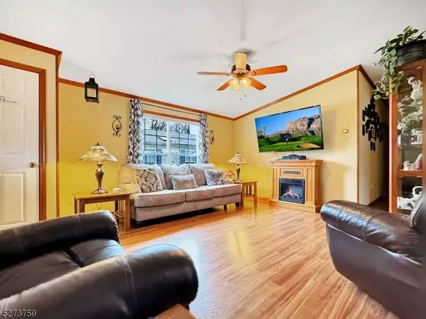 4 Stonehill Lane, White Twp., NJ 07823