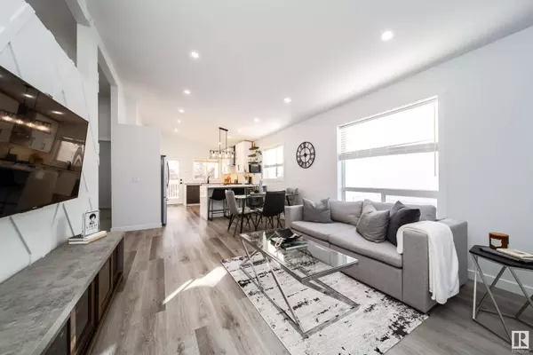 1043 GRAHAM CO NW, Edmonton, AB T5T 6L4