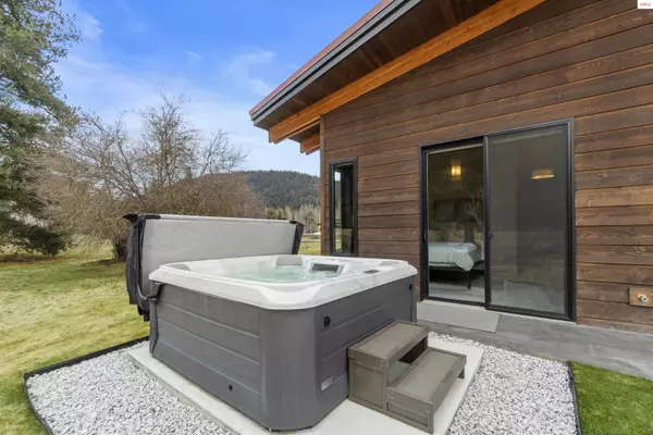 146 Jim Brown Way, Sandpoint, ID 83864