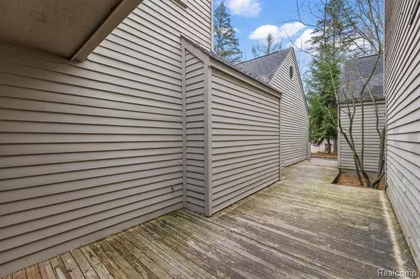 190 LAKE SHORE Drive 2, Lake Orion, MI 48362