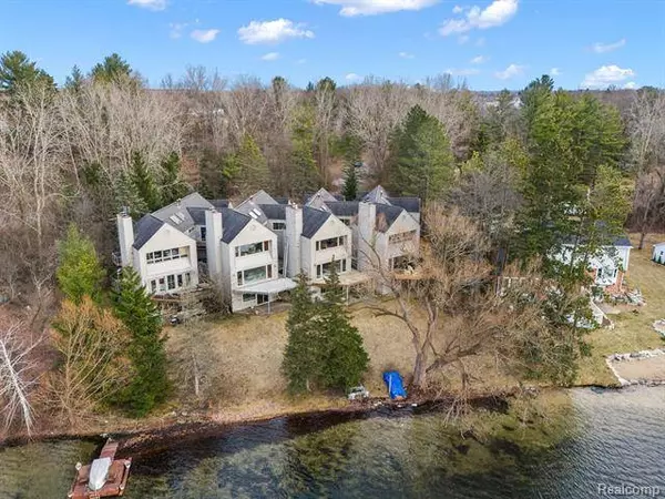 190 LAKE SHORE Drive 2, Lake Orion, MI 48362