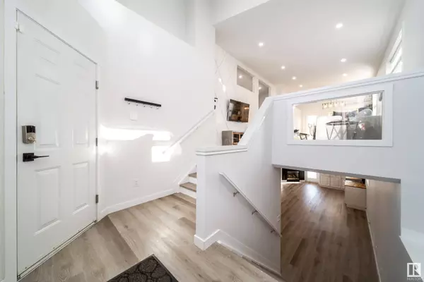 1043 GRAHAM CO NW, Edmonton, AB T5T 6L4