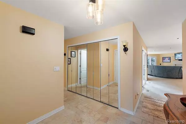 190 LAKE SHORE Drive 2, Lake Orion, MI 48362