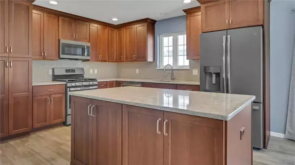 955 Deer Crest, Hiawatha, IA 52233