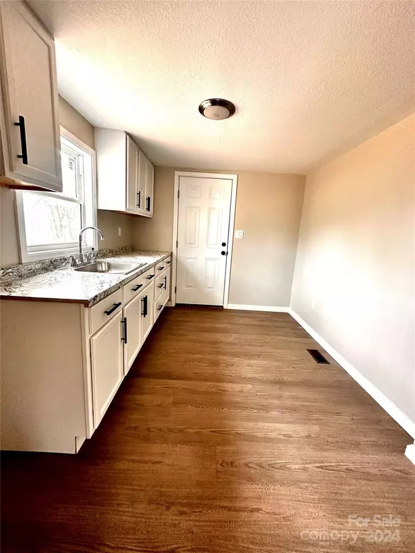 4367 Rhoney School RD, Hickory, NC 28602