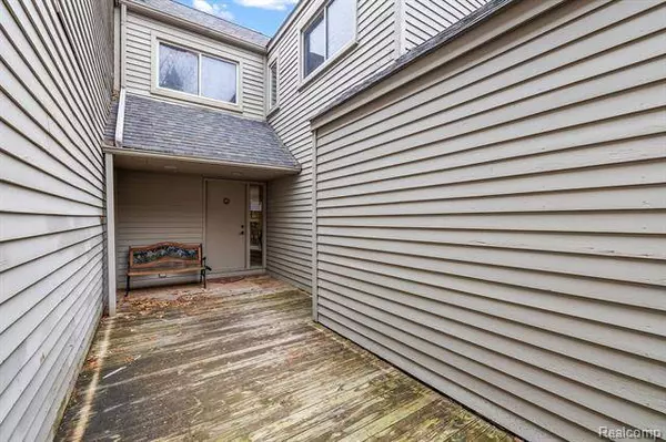 190 LAKE SHORE Drive 2, Lake Orion, MI 48362