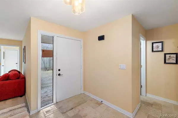 190 LAKE SHORE Drive 2, Lake Orion, MI 48362