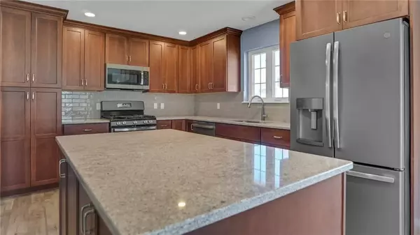 955 Deer Crest, Hiawatha, IA 52233