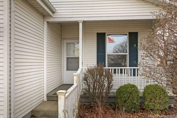 92 Rocking Horse LN, Grayslake, IL 60030