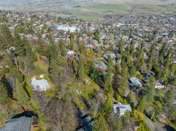 319 West St, Ashland, OR 97520