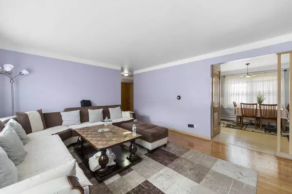 6915 N Rosemary Lane, Niles, IL 60714