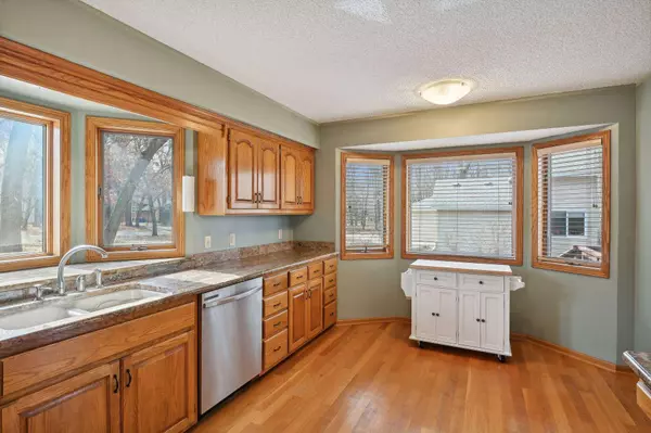 923 Lois LN, Lino Lakes, MN 55014