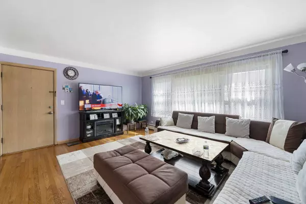 6915 N Rosemary Lane, Niles, IL 60714