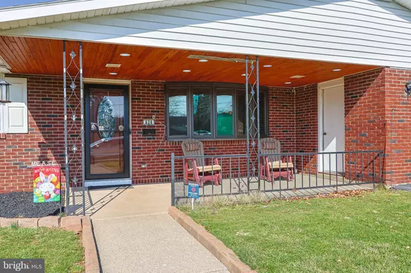 828 DETWEILER AVE, Hellertown, PA 18055