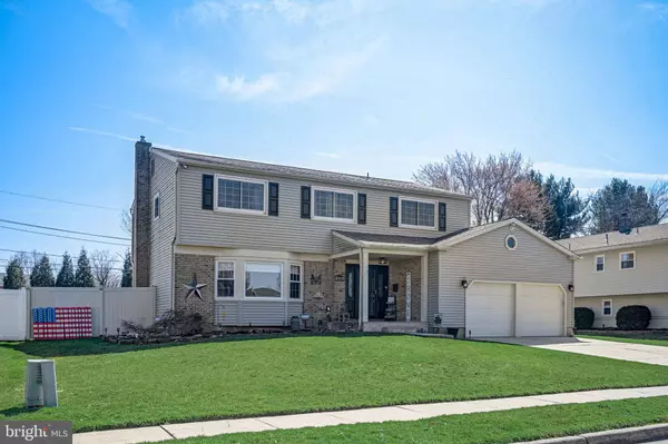 902 LAFAYETTE DR, Mount Laurel, NJ 08054