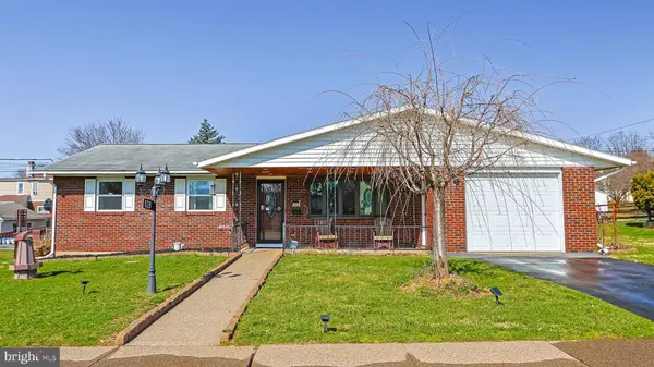 828 DETWEILER AVE, Hellertown, PA 18055