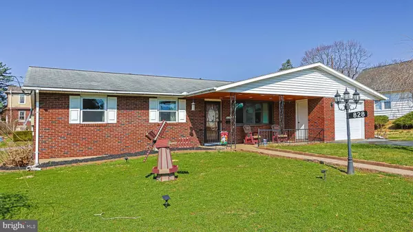 828 DETWEILER AVE, Hellertown, PA 18055