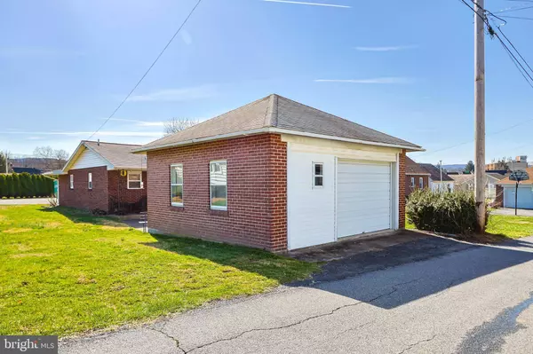 828 DETWEILER AVE, Hellertown, PA 18055