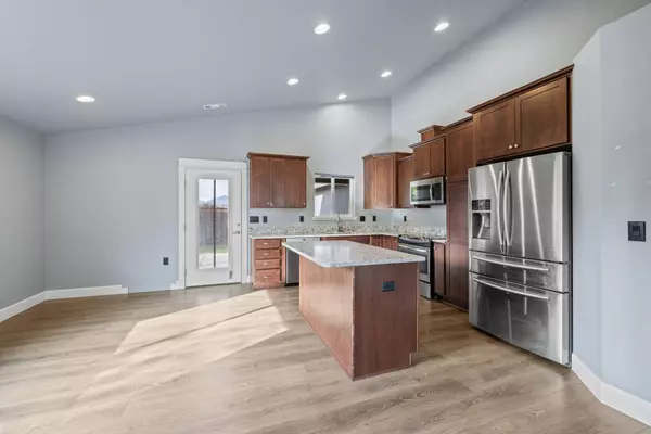 618 Tivoli Dr, Medford, OR 97501