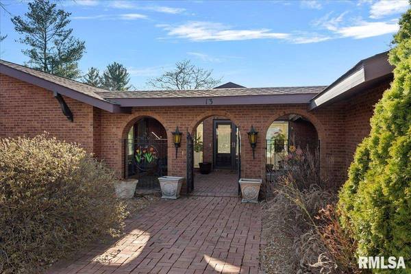 13 Red Bud LN, Springfield, IL 62712