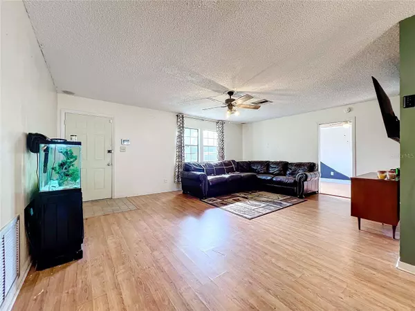 40813 W 4TH AVE, Umatilla, FL 32784