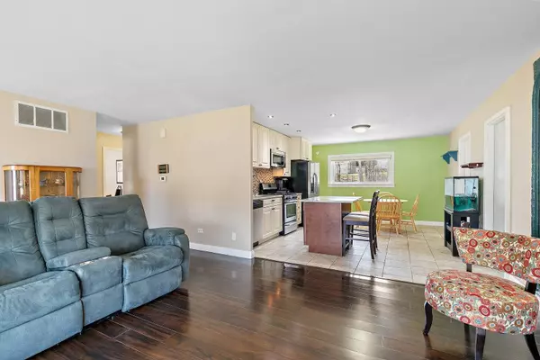 411 E Streamwood BLVD, Streamwood, IL 60107